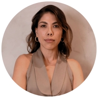 Tatiana KawanoCom mais de 18 anos de experiência em atendimento e 7 anos no mercado financeiro,  oferece soluções robustas e personalizadas. Focada em segurança e crescimento, ela desenvolve estratégias sólidas para proteger e impulsionar o seu patrimônio.